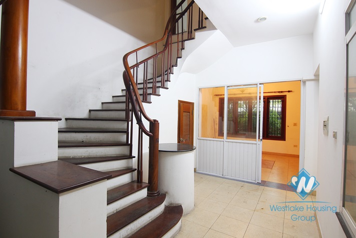 Unfurnished 4 bedrooms house with garage for rent in Xuan Dieu st, Tay Ho area.